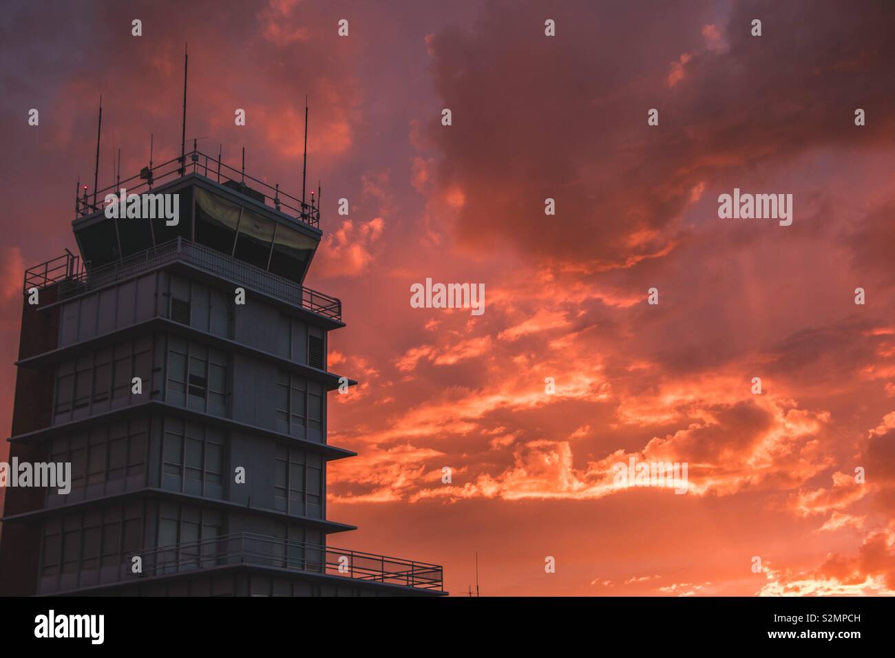 Torre de Control al atardecer Foto de stock