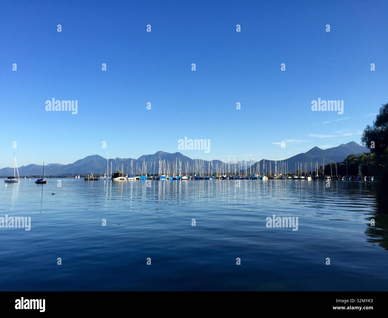 Segelboote auf dem Chiemsee vor Bergkulisse Foto de stock