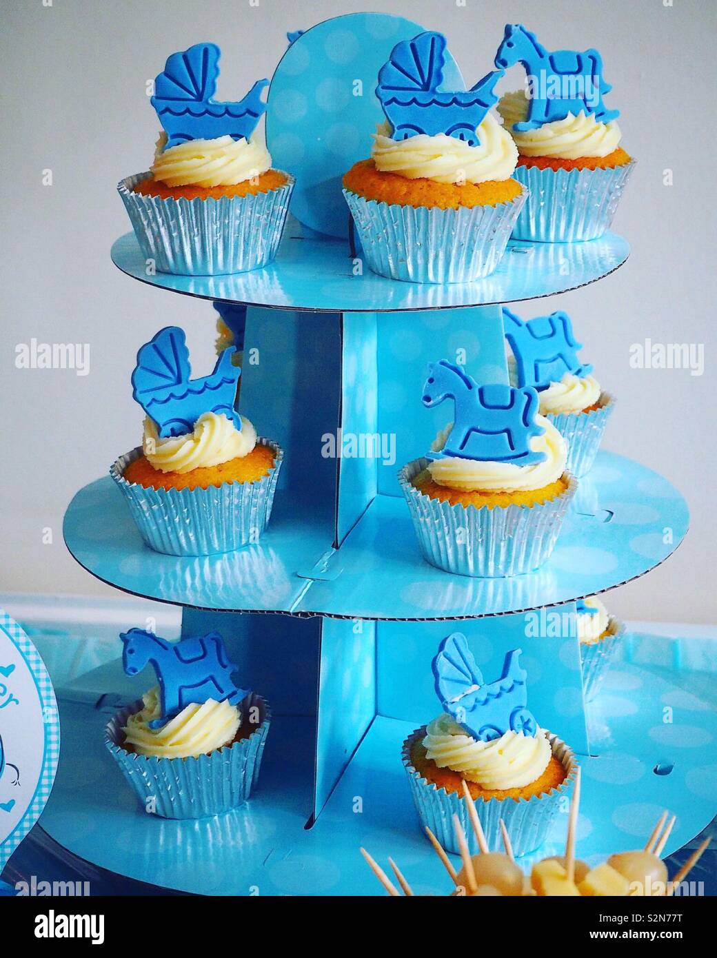 Cupcakes en un baby shower azul Fotografía de stock - Alamy