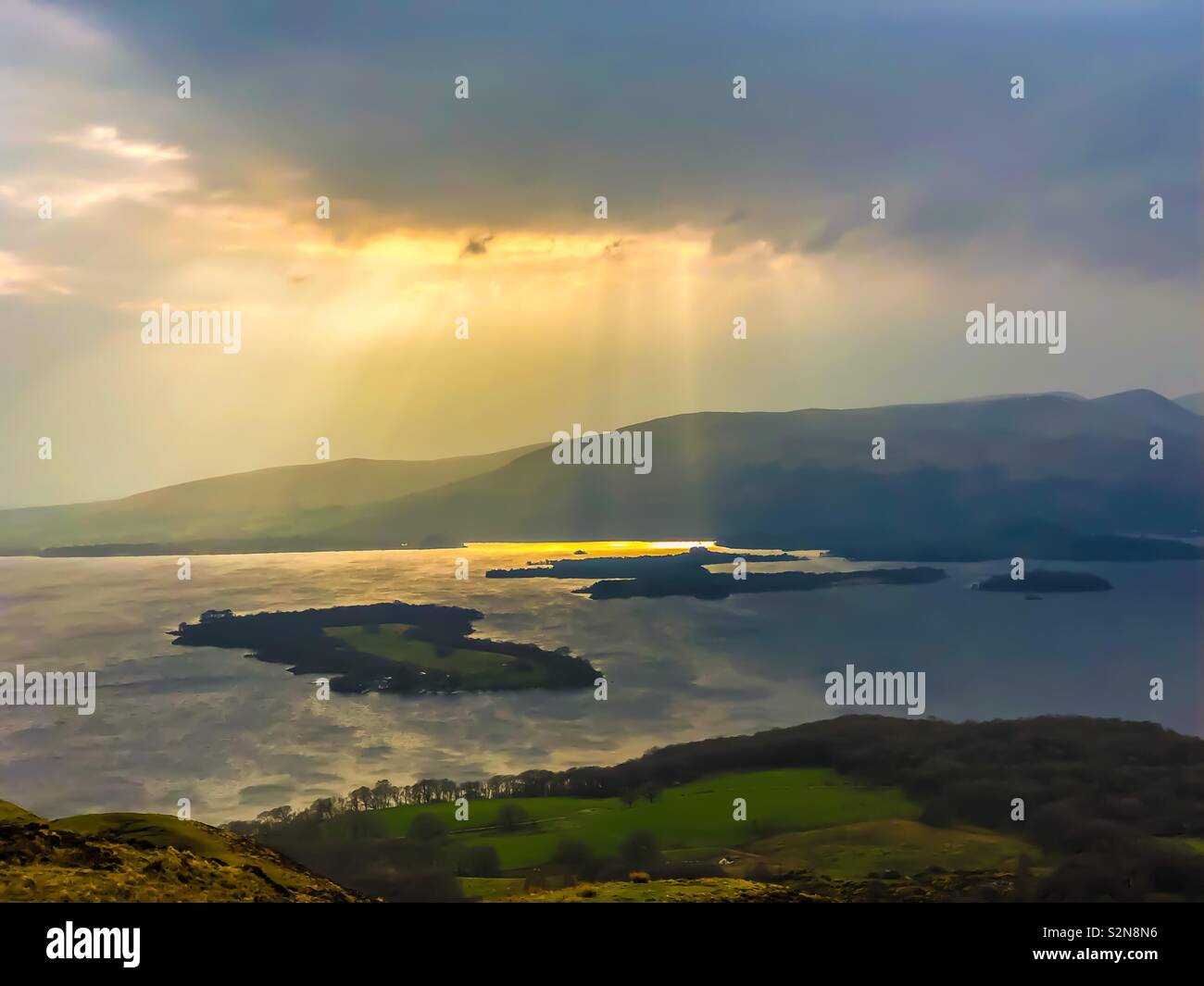 Vistas a Loch Lomond desde Conic colina arriba en Balmaha mañana de primavera. Escocia. En el Reino Unido. Foto de stock