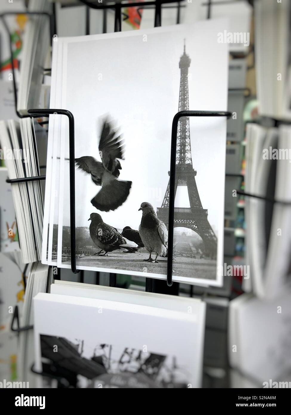 Rack de postal en París Foto de stock