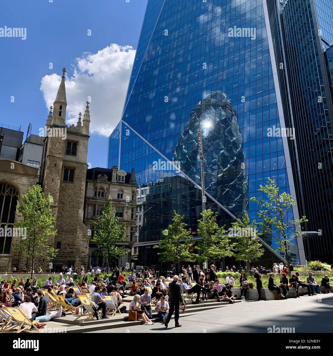 Londres, Reino Unido - 21 de mayo de 2019: Hot en la ciudad. Los trabajadores relajarse en un cálido brillo el martes por la tarde. Foto de stock