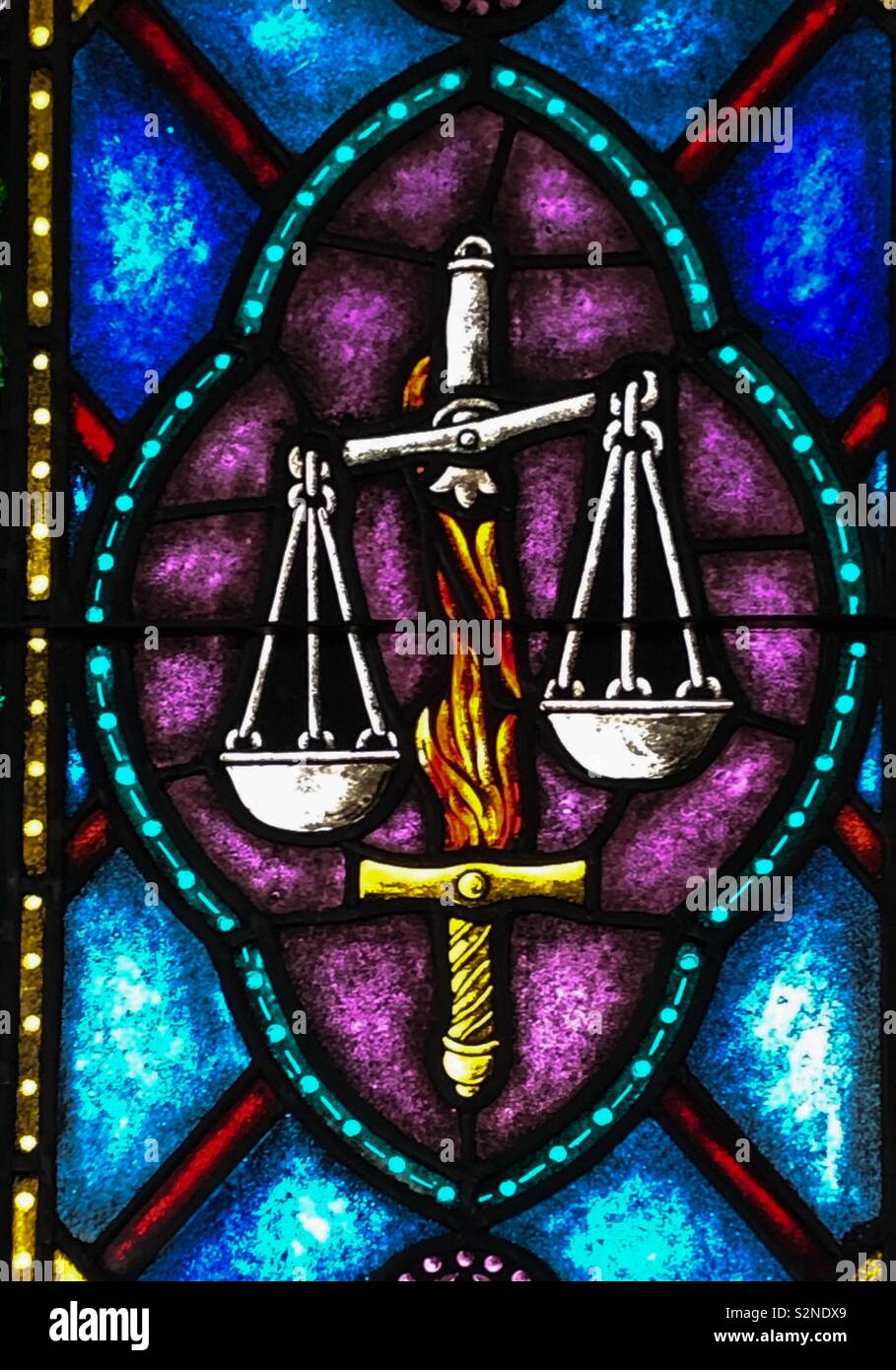 Imagen de vidrieras de la espada de fuego de justicia Fotografía de stock -  Alamy