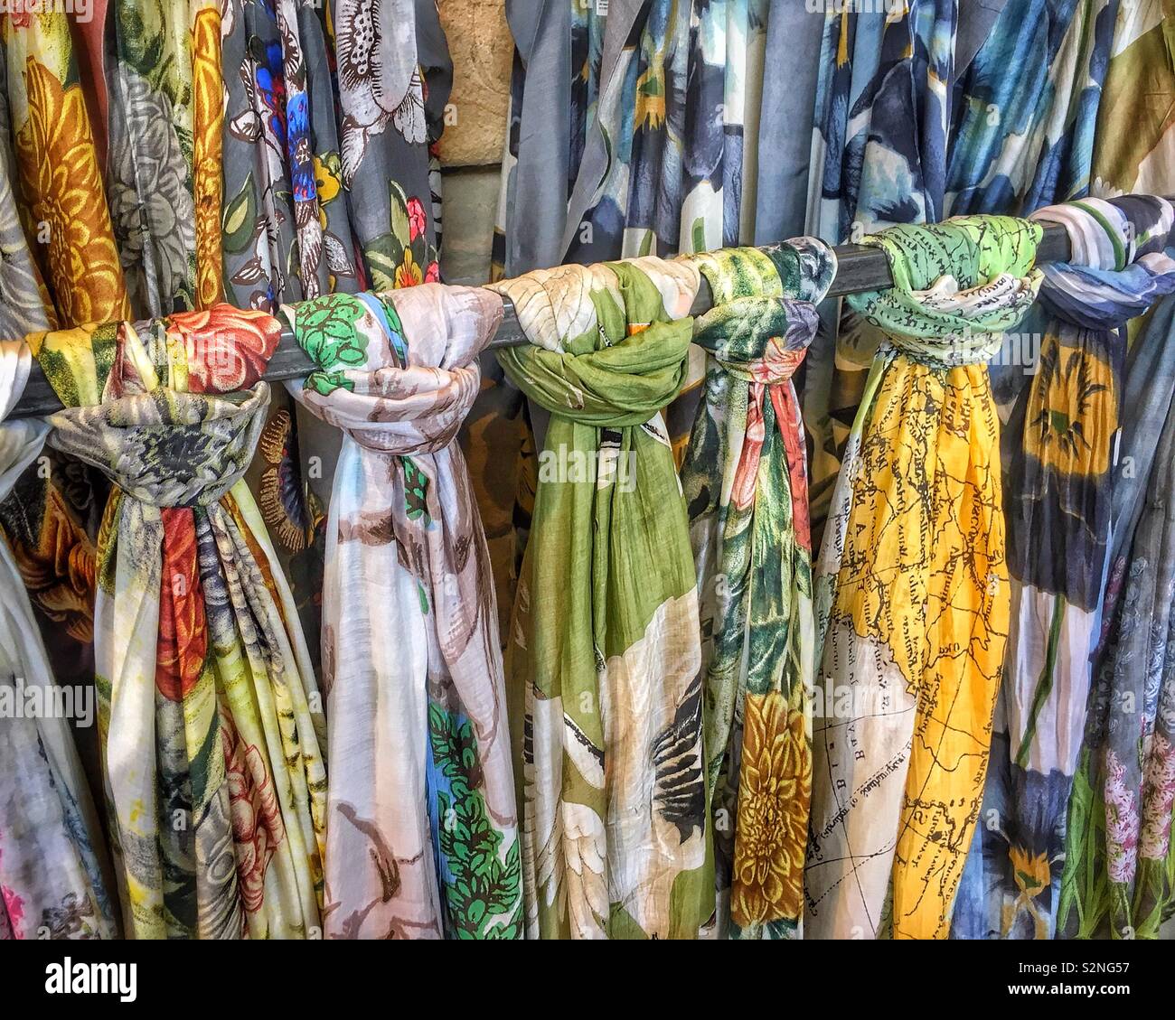 Exhibición de la bufanda fotografías e imágenes de alta resolución - Alamy