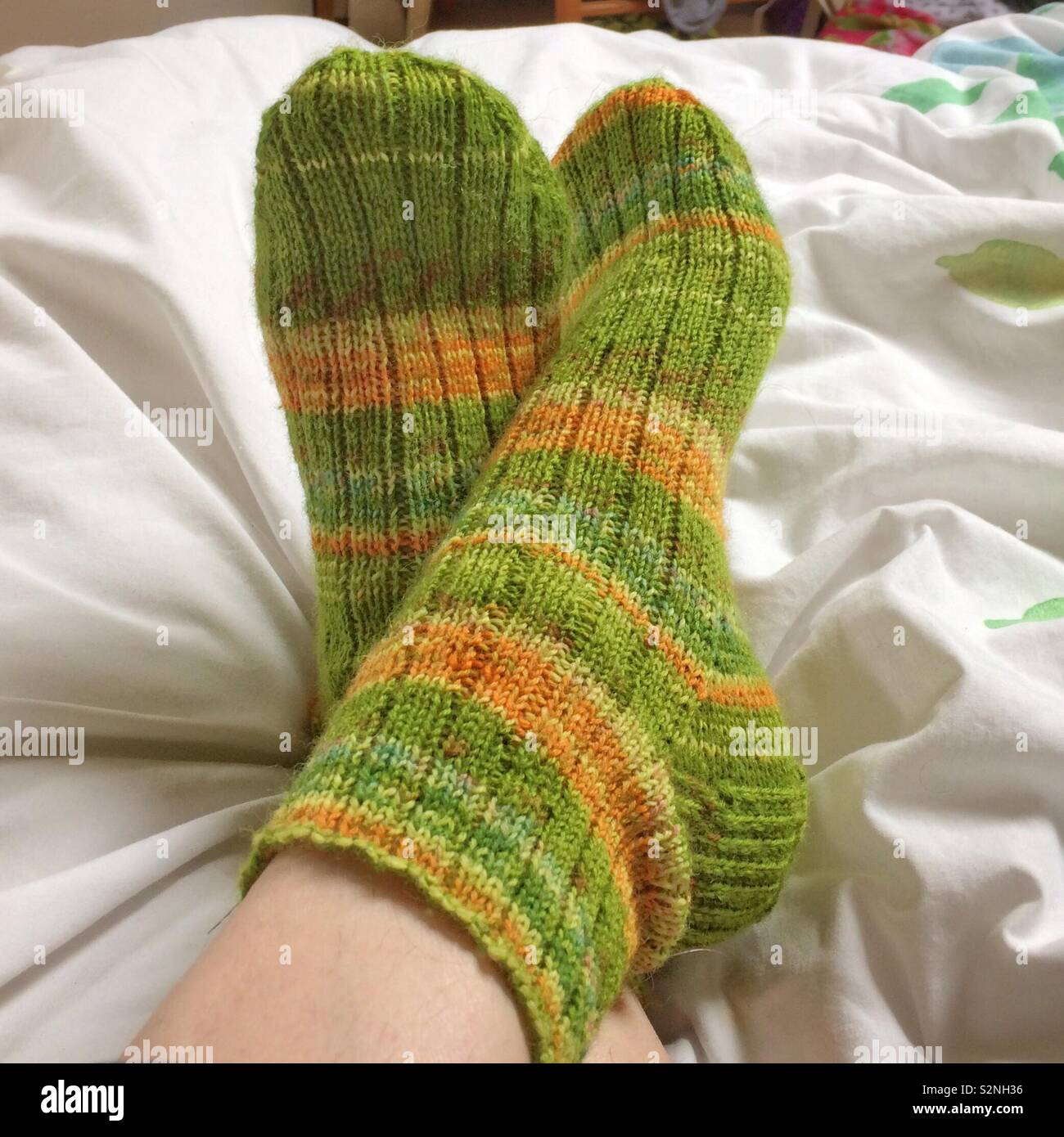 Un par de calcetines tejidos a mano siendo usado por una mujer, en estrecha  Fotografía de stock - Alamy