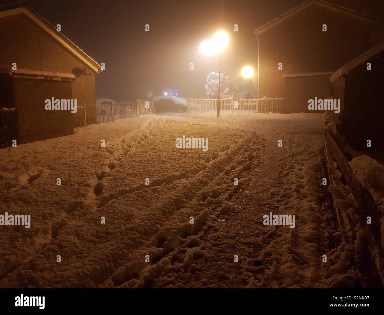 Una nevada noche en una aldea escocesa Foto de stock