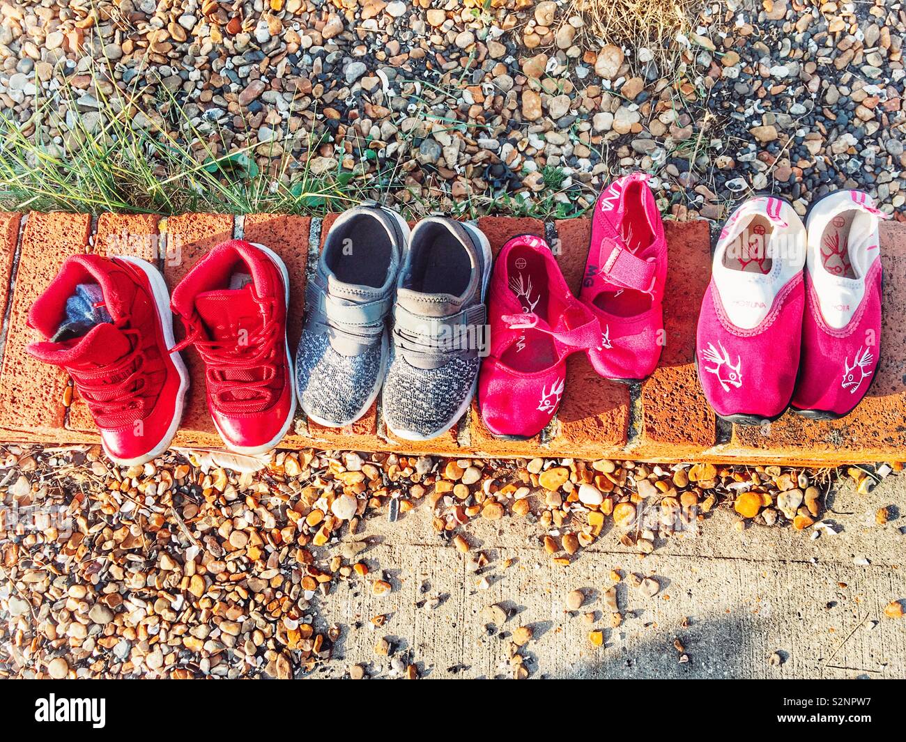 Los zapatos de ocio infantil secándose en el Quayside Fotografía de stock -  Alamy