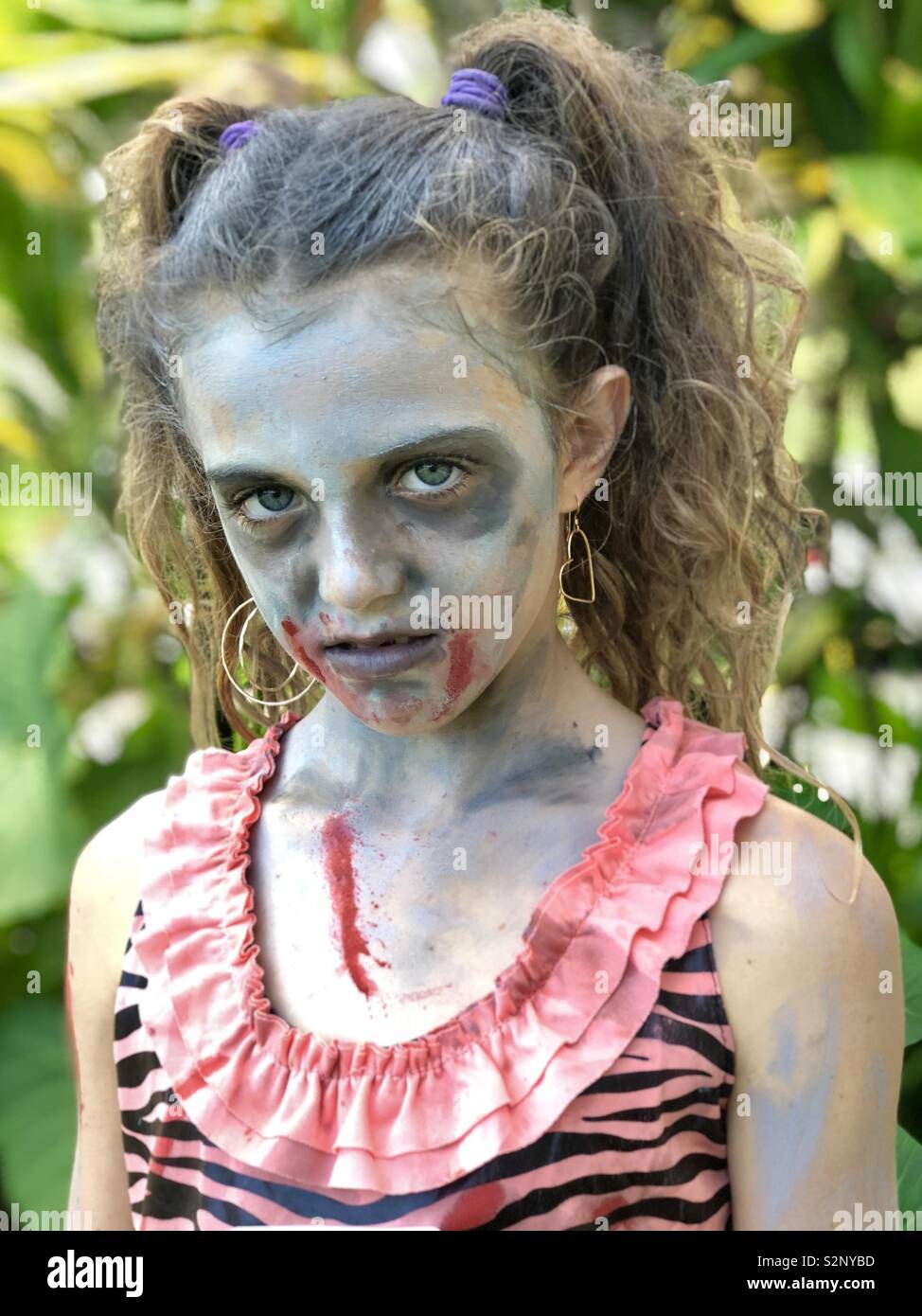 Tío o señor Crueldad cosa Zombie Girl en Halloween Fotografía de stock - Alamy