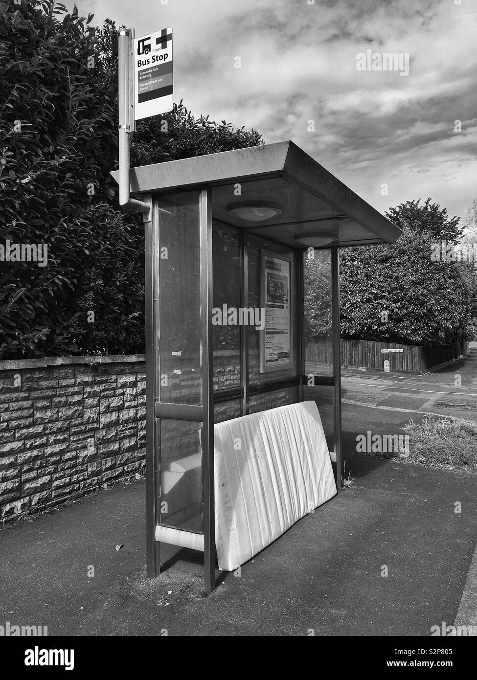 Un colchón viejo vertió en una parada de autobús en Weston-super-Mare, UK Foto de stock