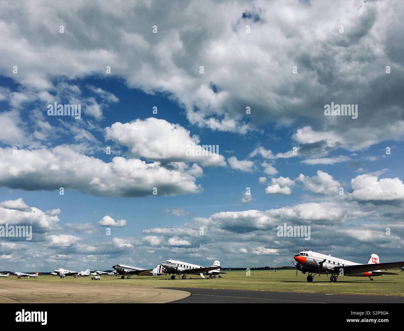 Douglas DC3 y C47 en la línea de aviones de Duxford IWM aeródromo antes de su vuelo a Normandía como parte de las conmemoraciones del Día-D 75 Foto de stock