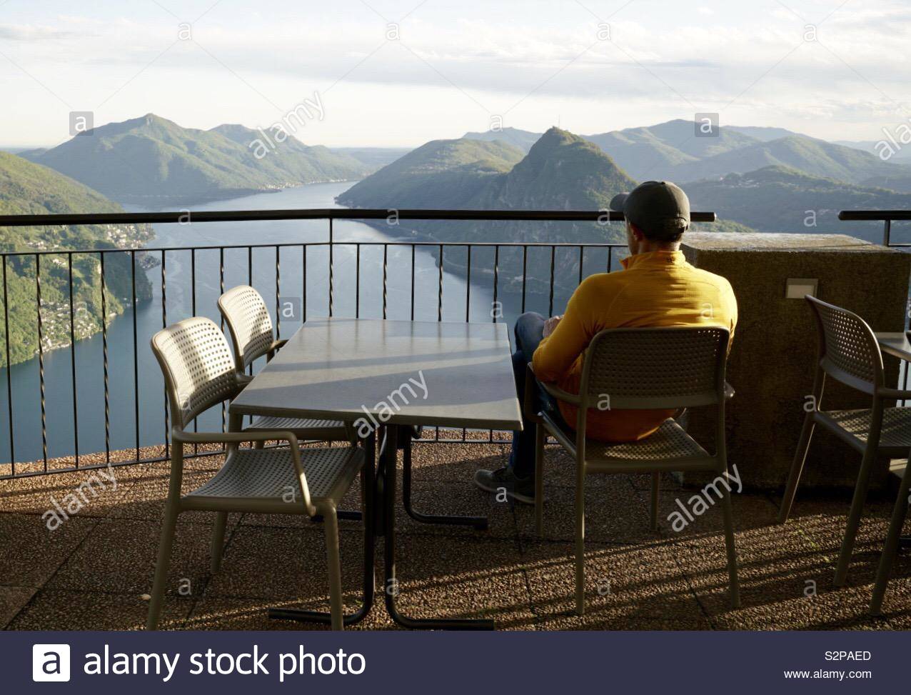 Hombre admirando el paisaje panorámico Foto de stock