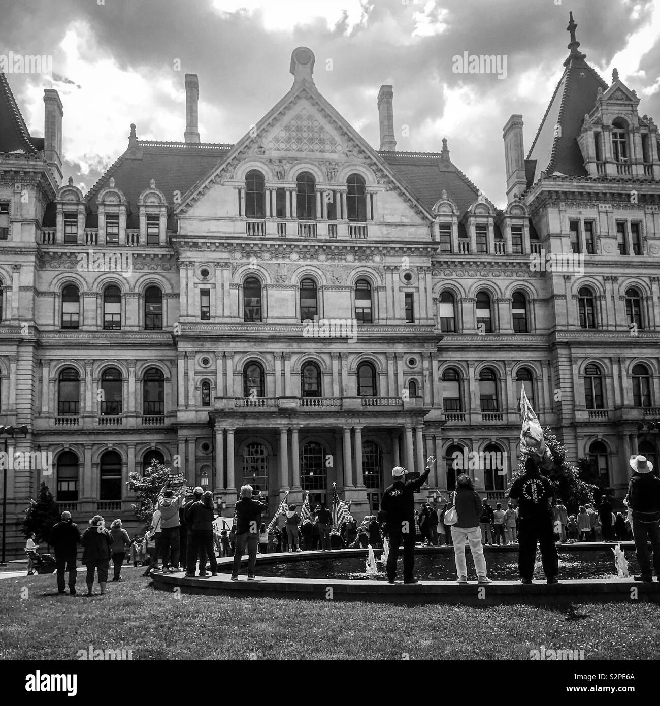 Multitud protestando contra el aborto en frente del Capitolio del Estado de Nueva York Foto de stock