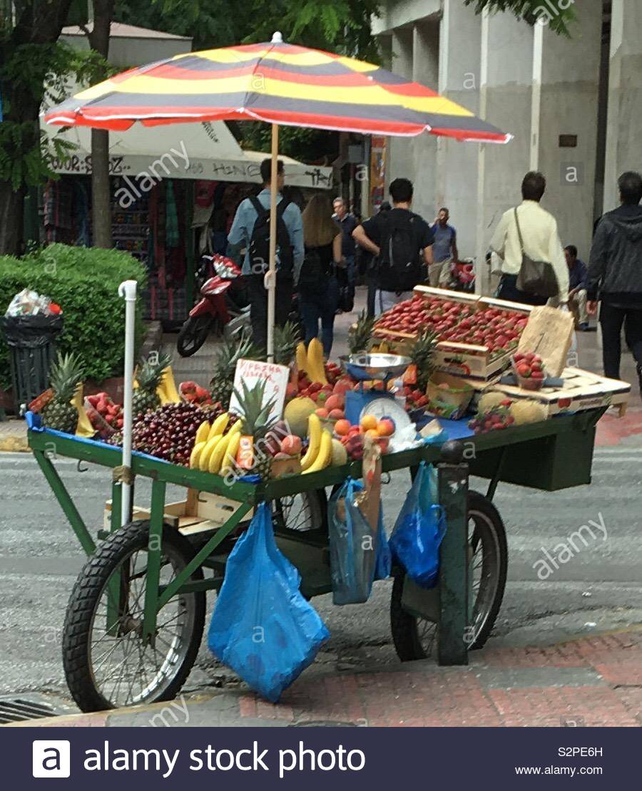 Carro móvil de vendedores ambulantes vendiendo frutas en la esquina de una  calle en el centro de Atenas, Grecia Fotografía de stock - Alamy