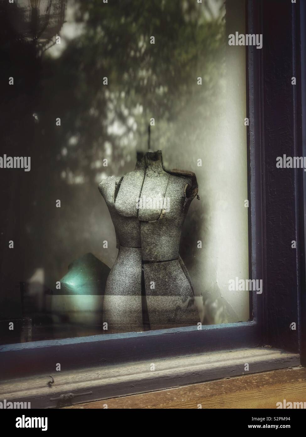 Antigua forma de vestido en un escaparate Foto de stock