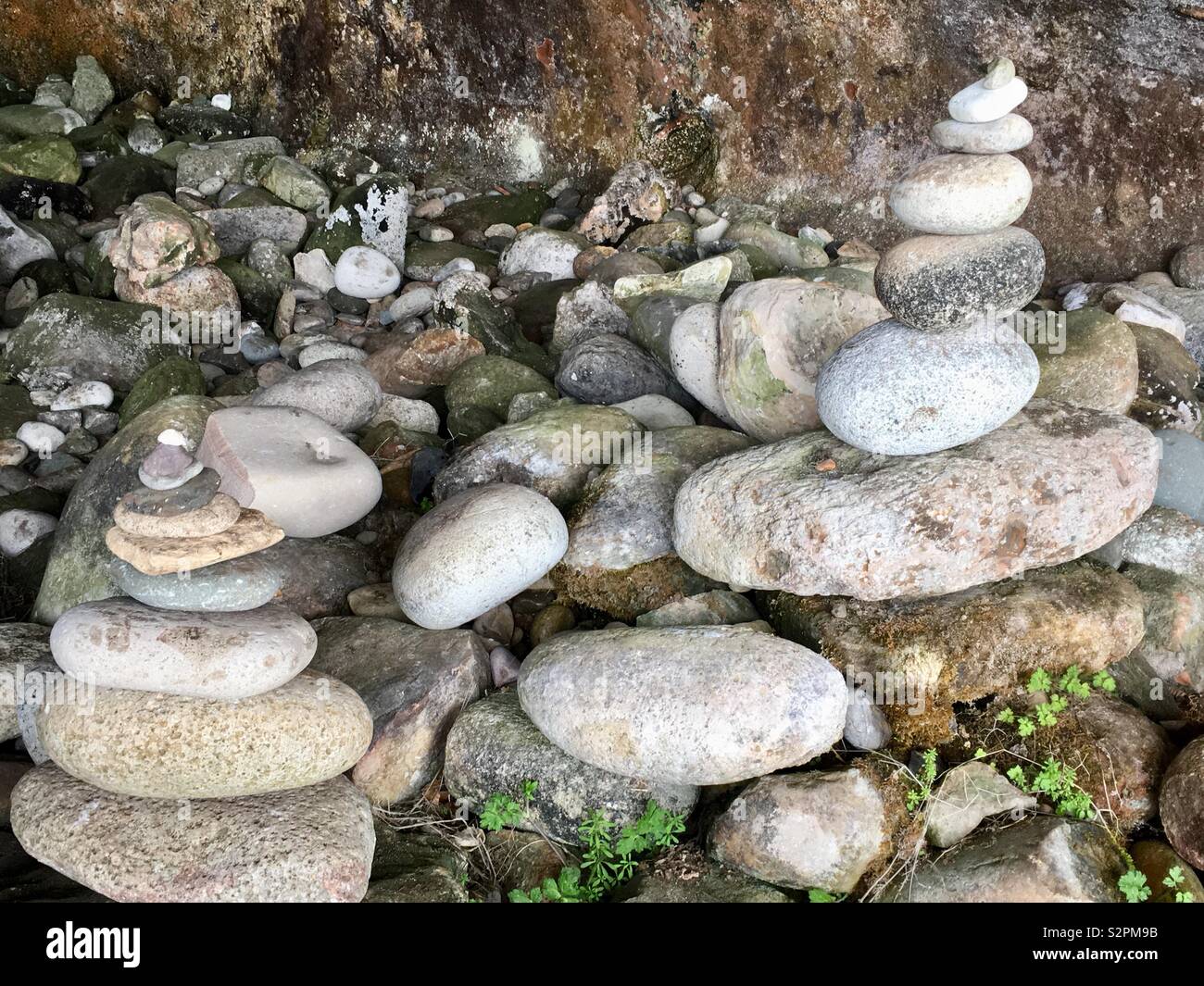 Piedras apiladas en las Cuevas del Rey, la Isla de Arran. Foto de stock