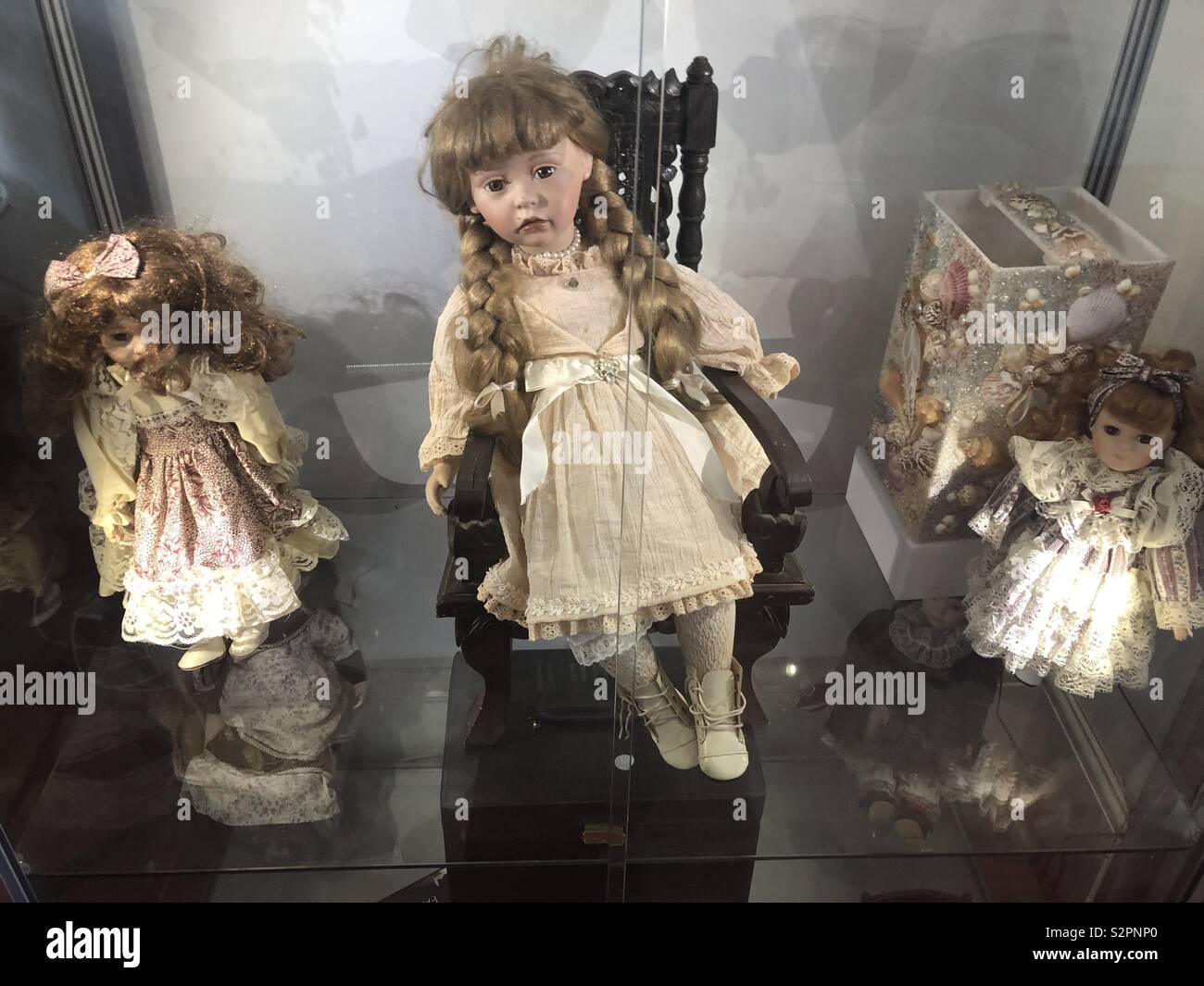 Creepy dolls fotografías e imágenes de alta resolución - Alamy