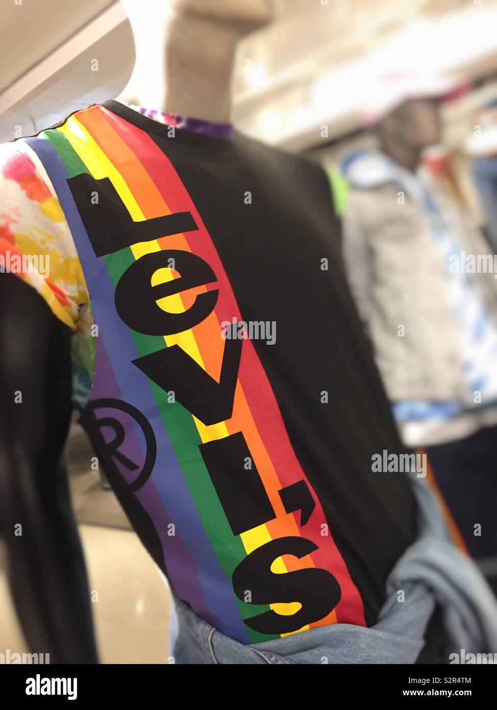 WorldPride colores del arco iris en un hombre de Levi's camiseta en una  tienda departamental, la ciudad de Nueva York, EE.UU Fotografía de stock -  Alamy