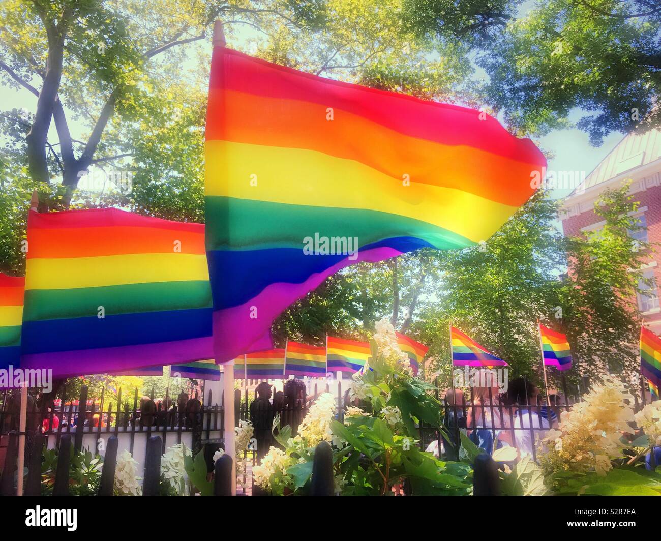Worldpride banderas del arco iris en el monumento nacional de Stonewall, Greenwich Village, Nueva York, EE.UU. Foto de stock