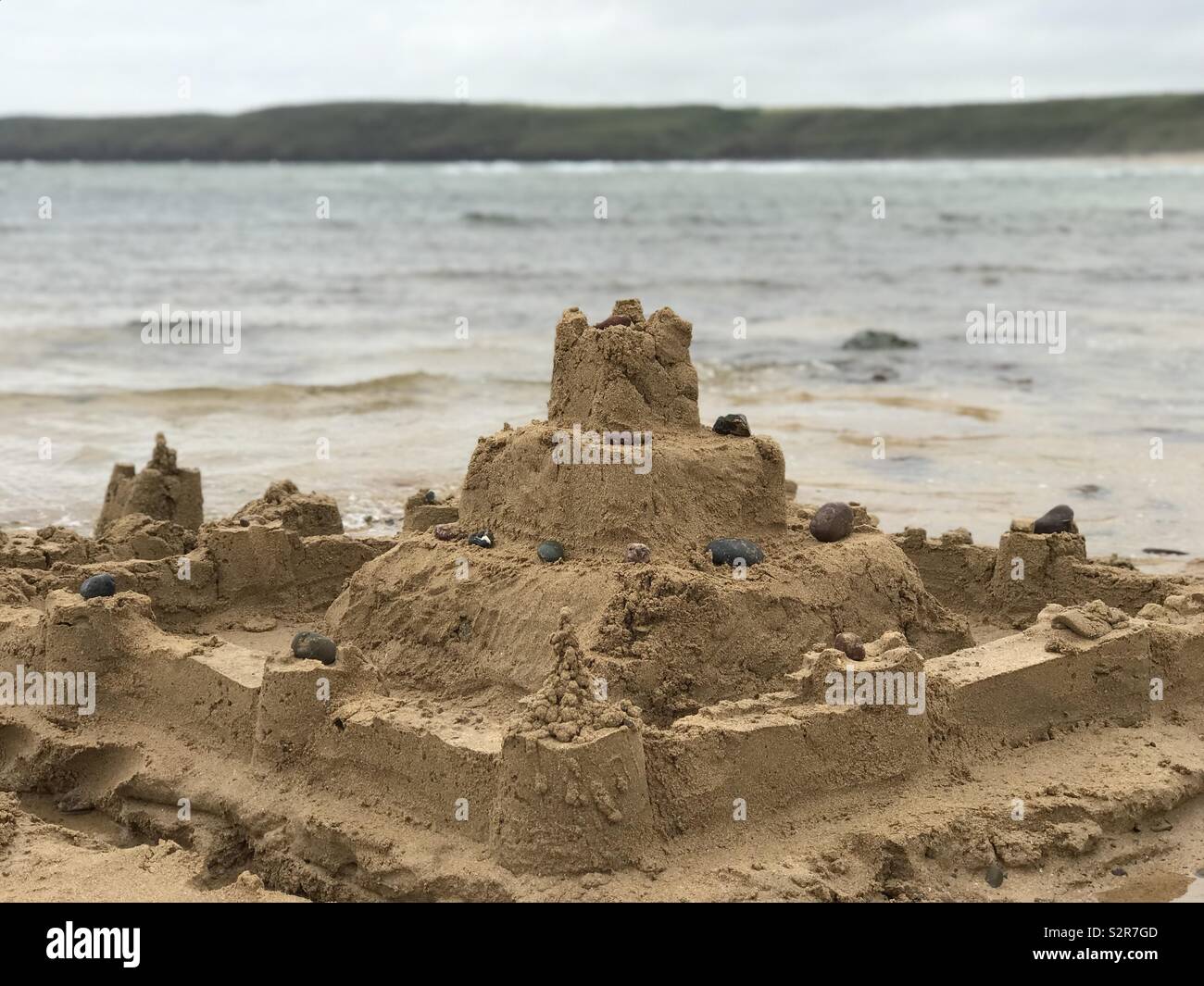 Castillo de arena en la playa de Freshwater West, Castlemartin, Pembrokeshire Foto de stock