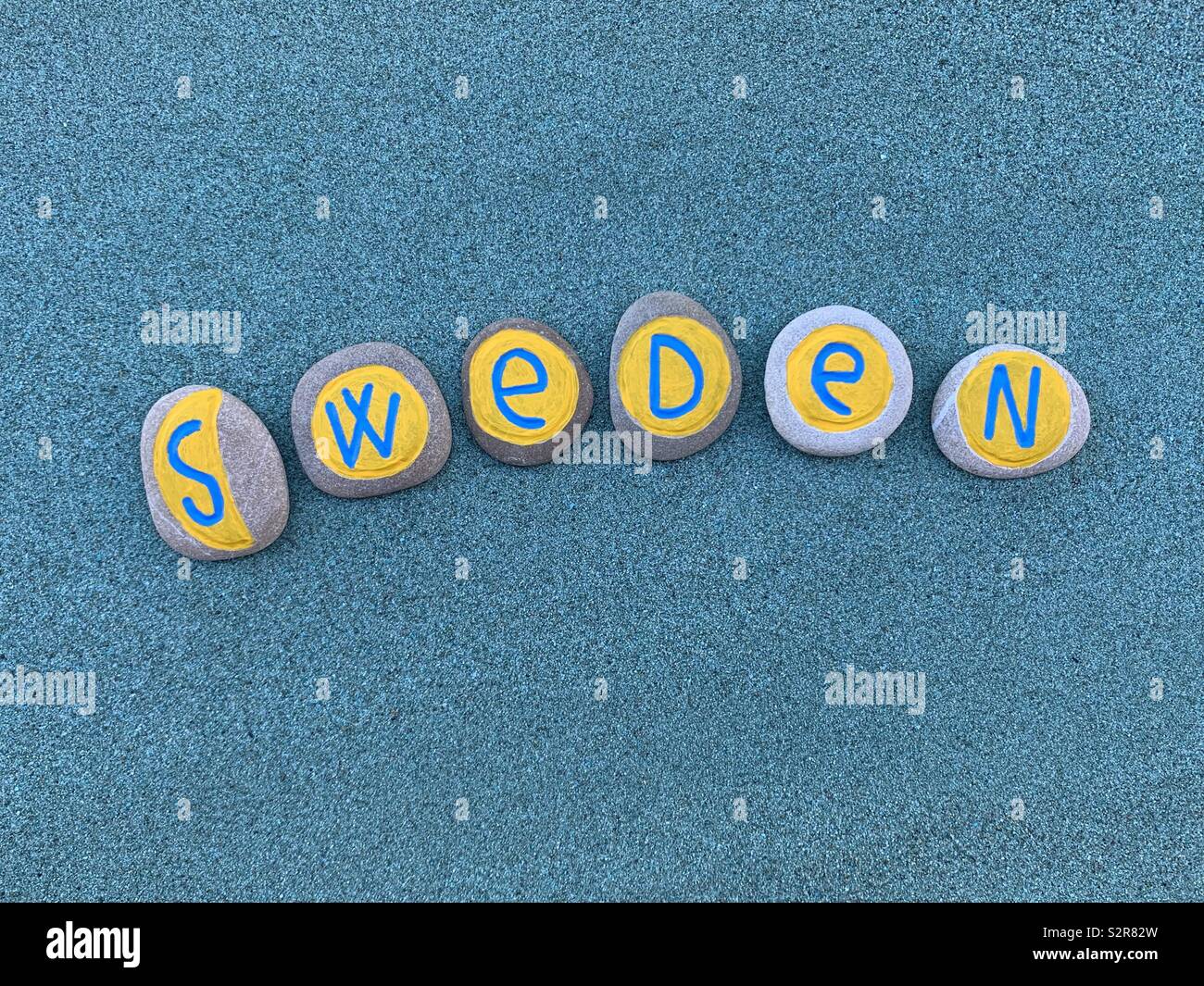 Suecia, souvenir del país escandinavo con piedras de diseño creativo Foto de stock