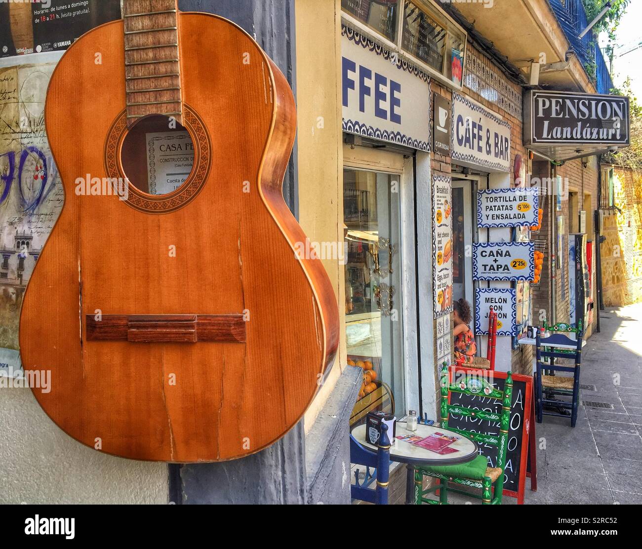 Guitarra española en la pared de la casa en Granada, España Fotografía de  stock - Alamy