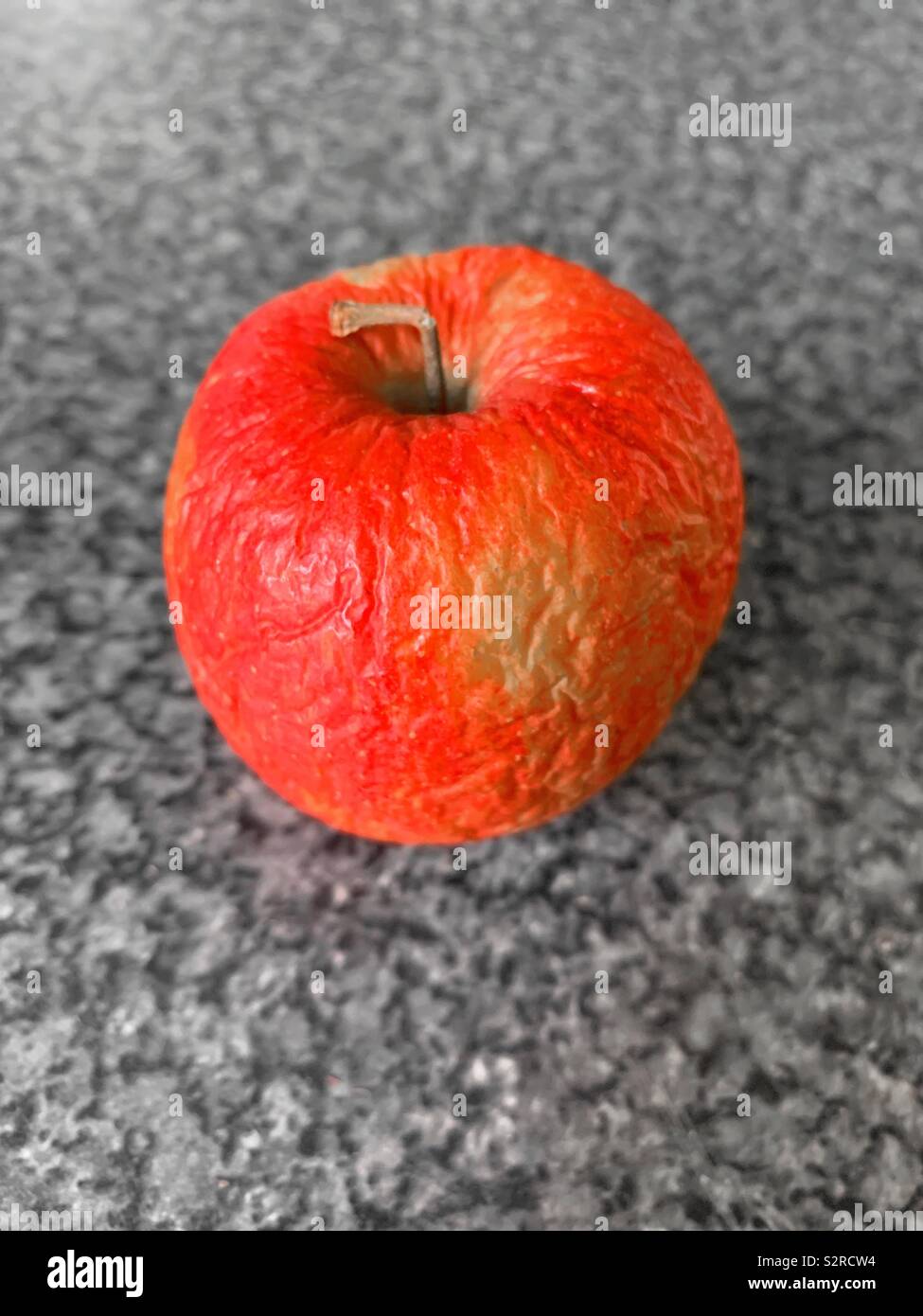 Un viejo apple sobre una encimera. Foto de stock