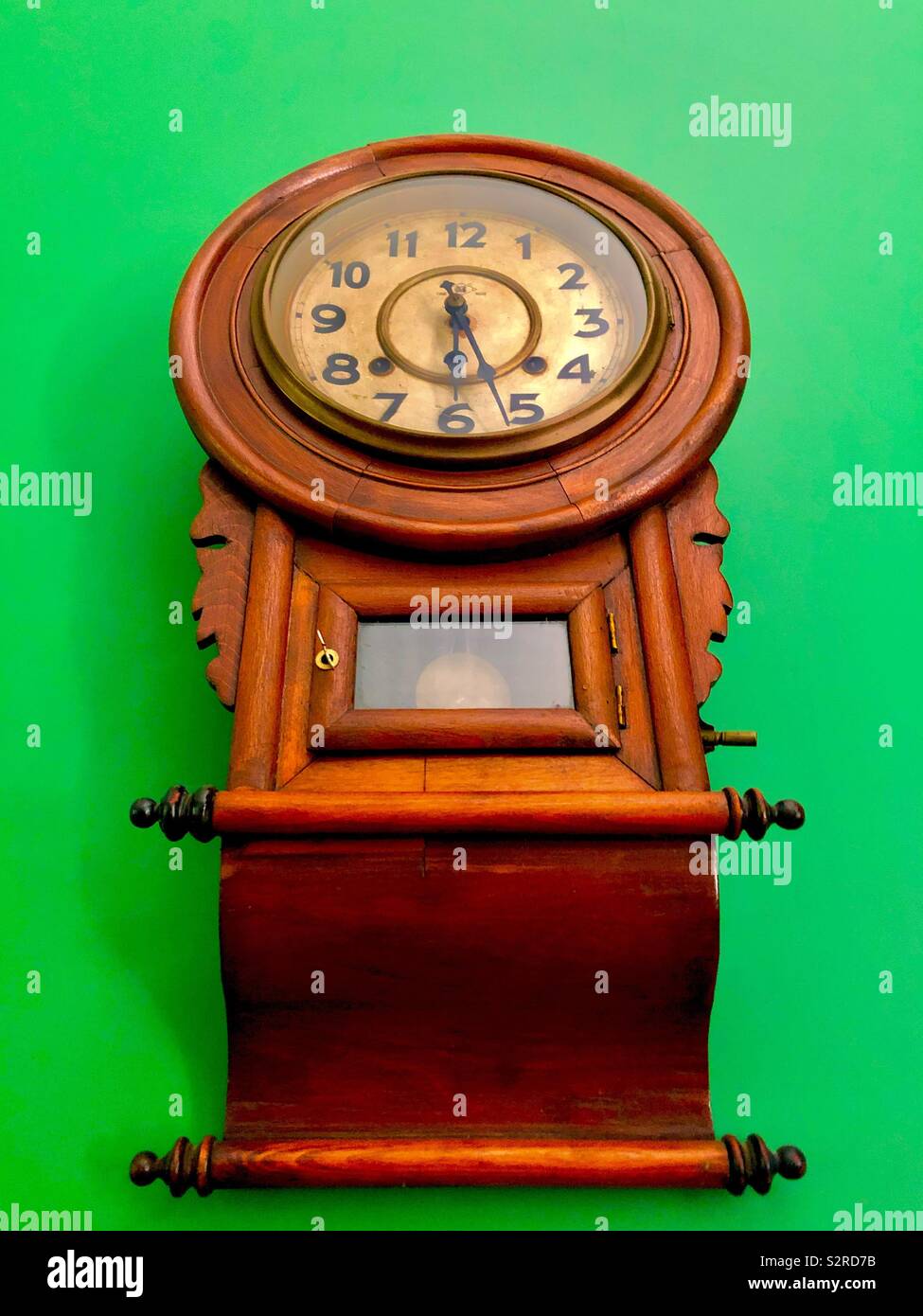 Reloj de pared de péndulo antiguo fotografías e imágenes de alta resolución  - Alamy
