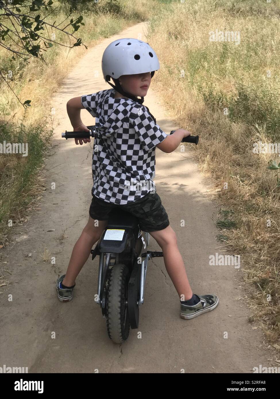 Niño de 2 años montando su moto de plástico Fotografía de stock - Alamy