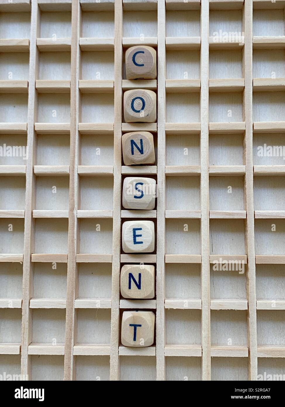 Consentimiento palabra compuesta con cubo de madera dados cartas Foto de stock