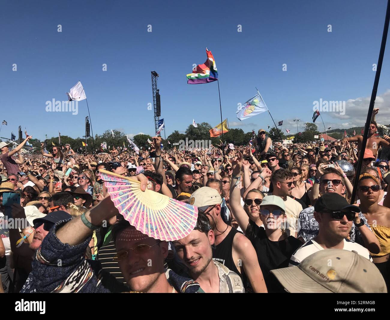 La multitud en el concierto interpretado por Kylie Minogue en el Glastonbury Festival 2019 Foto de stock