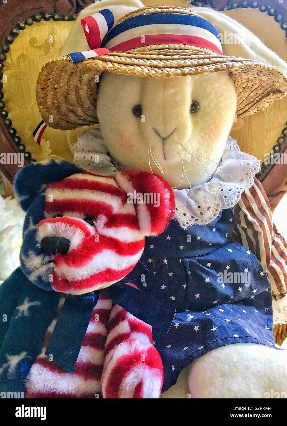 Cuarto de julio mostrar con animales de peluche: Bandera Americana osito y Conejito en la bandera americana vestido y sombrero para el sol Foto de stock