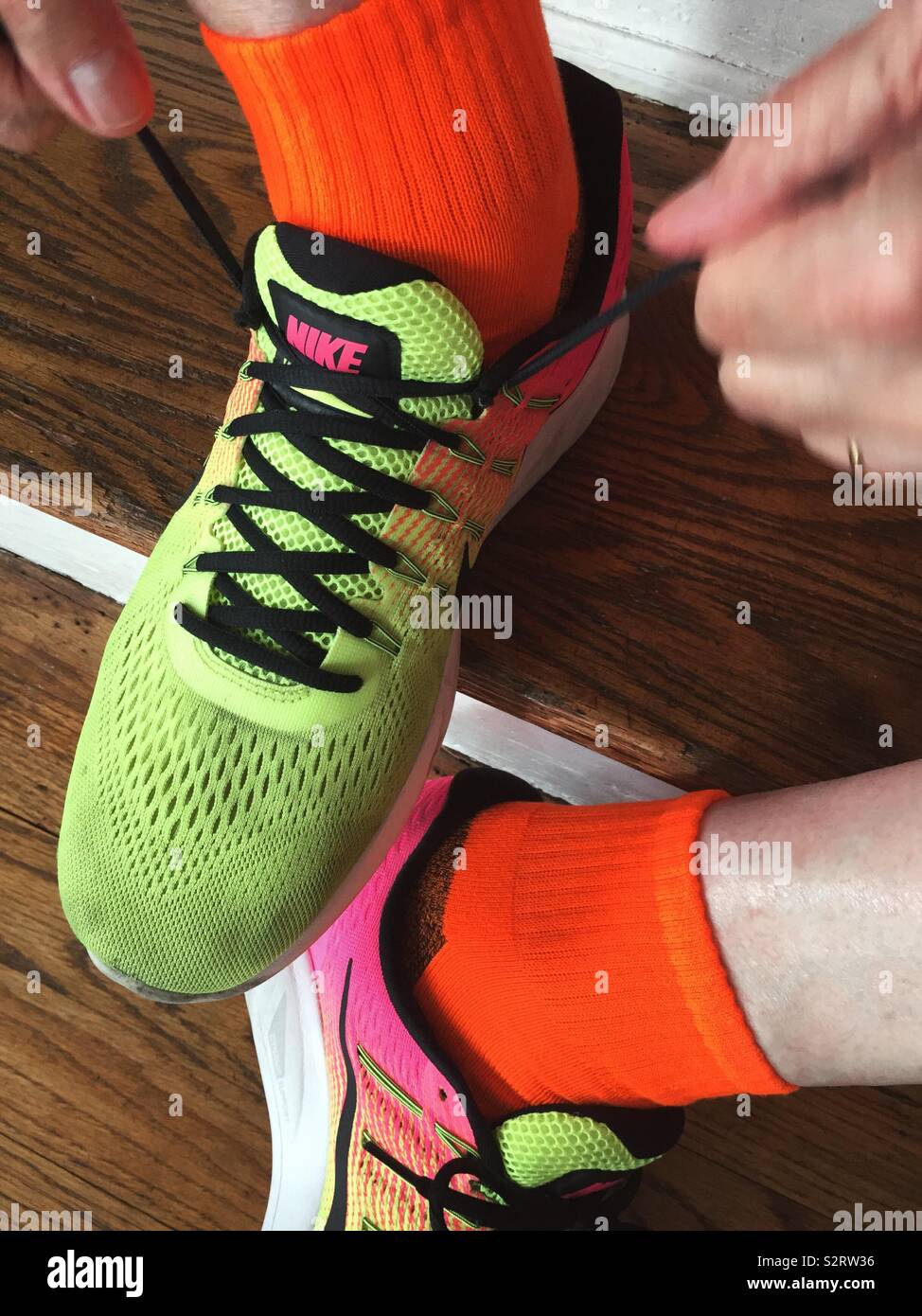 Nike running shoes fotografías e imágenes de alta resolución - Alamy