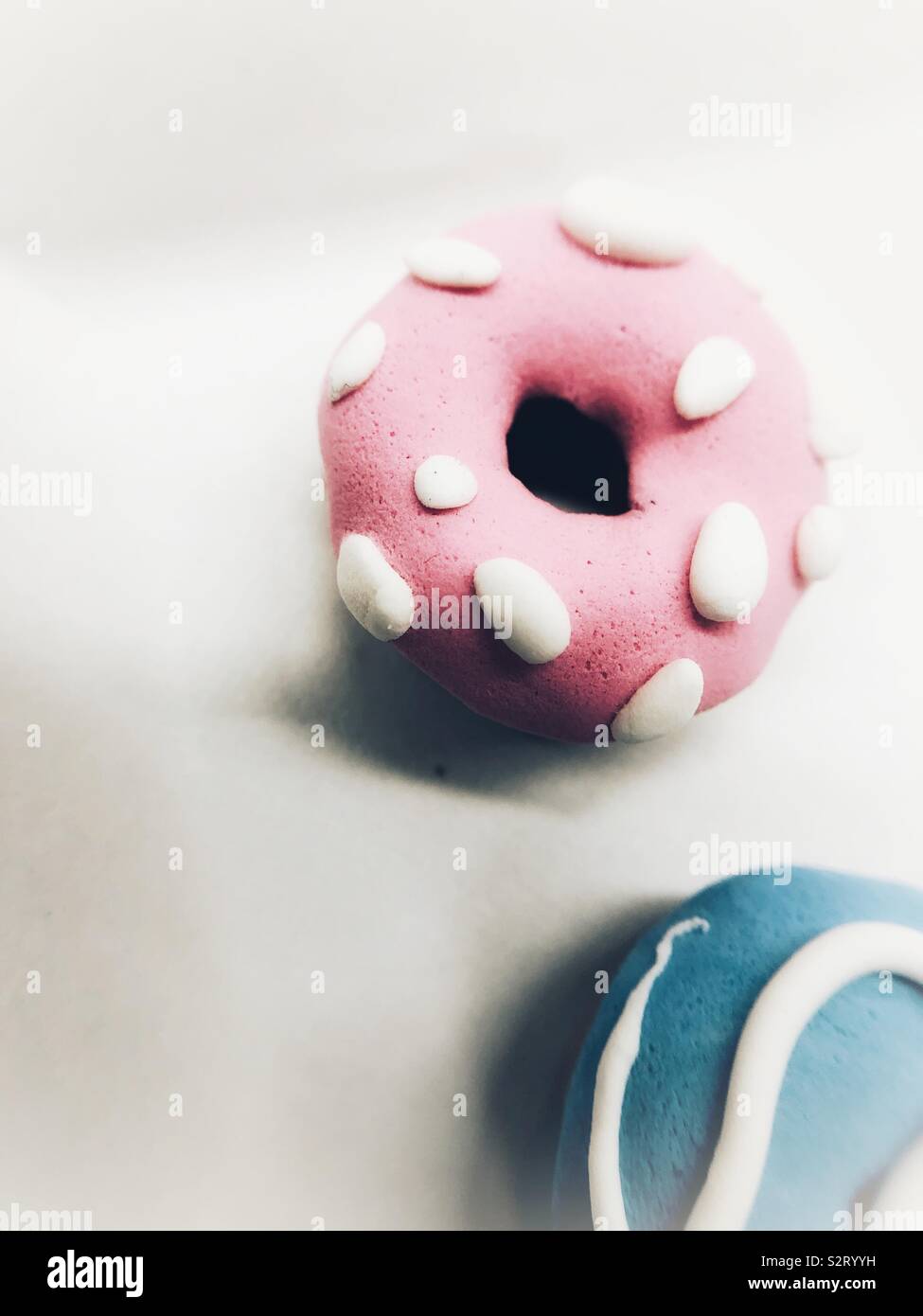 Tiny plastilina handmade donuts Foto de stock