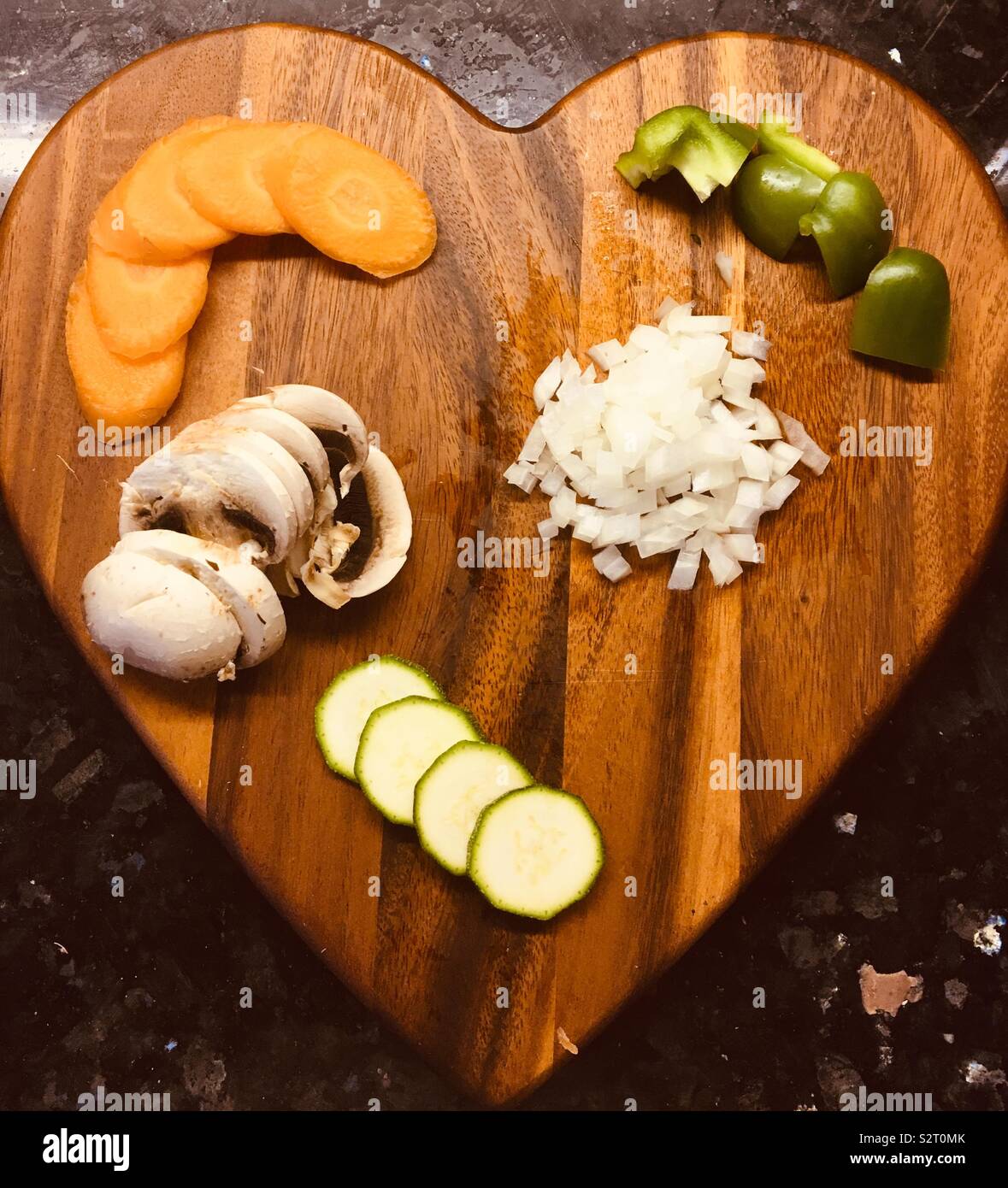 Obtención de mis cinco un día con calabacín picados, cebolla, champiñones, zanahoria y pimiento verde Foto de stock