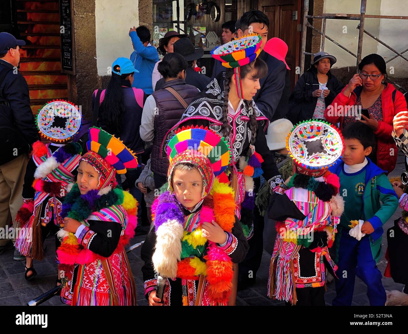 Los niños pequeños en coloridos trajes para su Inti Raymi'rata o Inti Raymi  sun festival parade, una fiesta Inca del solsticio de invierno. Cuzco Cuzco  Perú Perú Fotografía de stock - Alamy