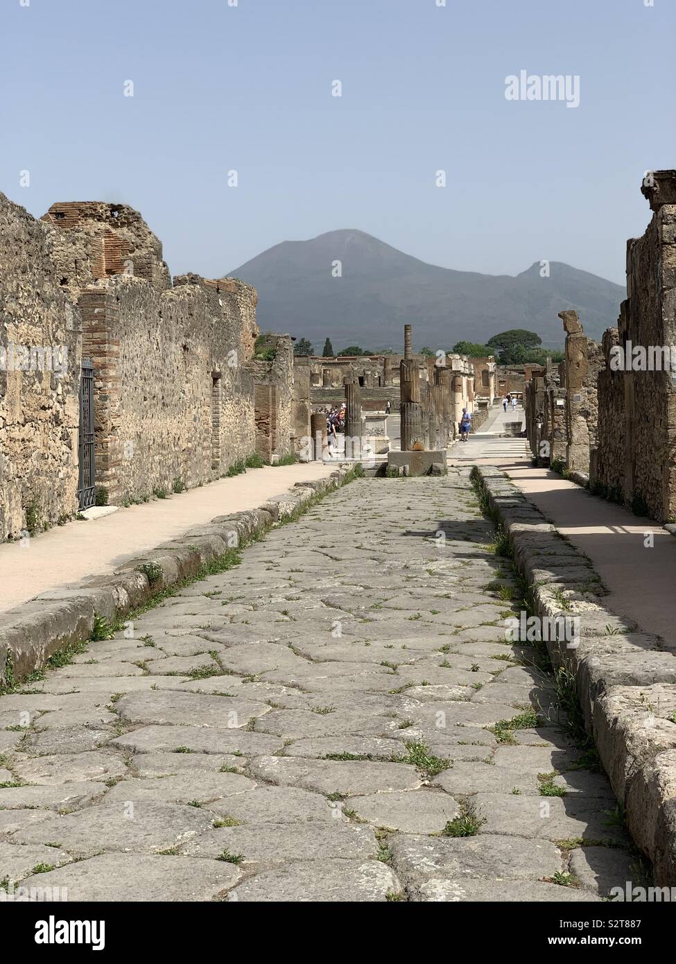 Carretera antigua de piedra vista, Pompei ciudad destruida en el 79 a.c. por la erupción del Vesubio, Volcán Foto de stock