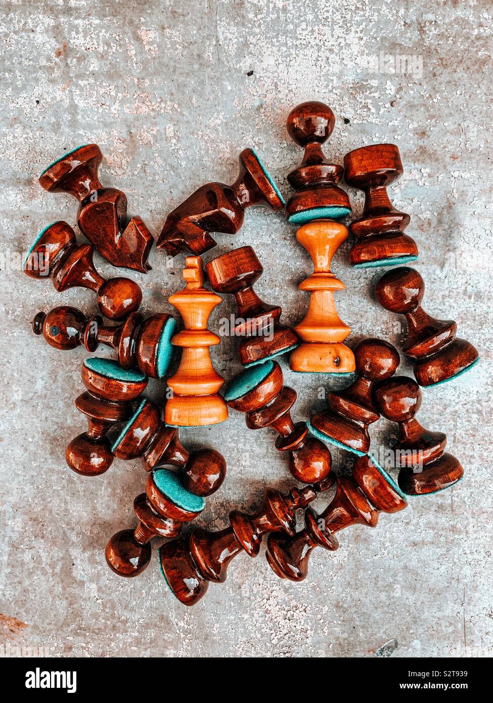 El rey y la Reina rodeado de piezas de ajedrez Foto de stock