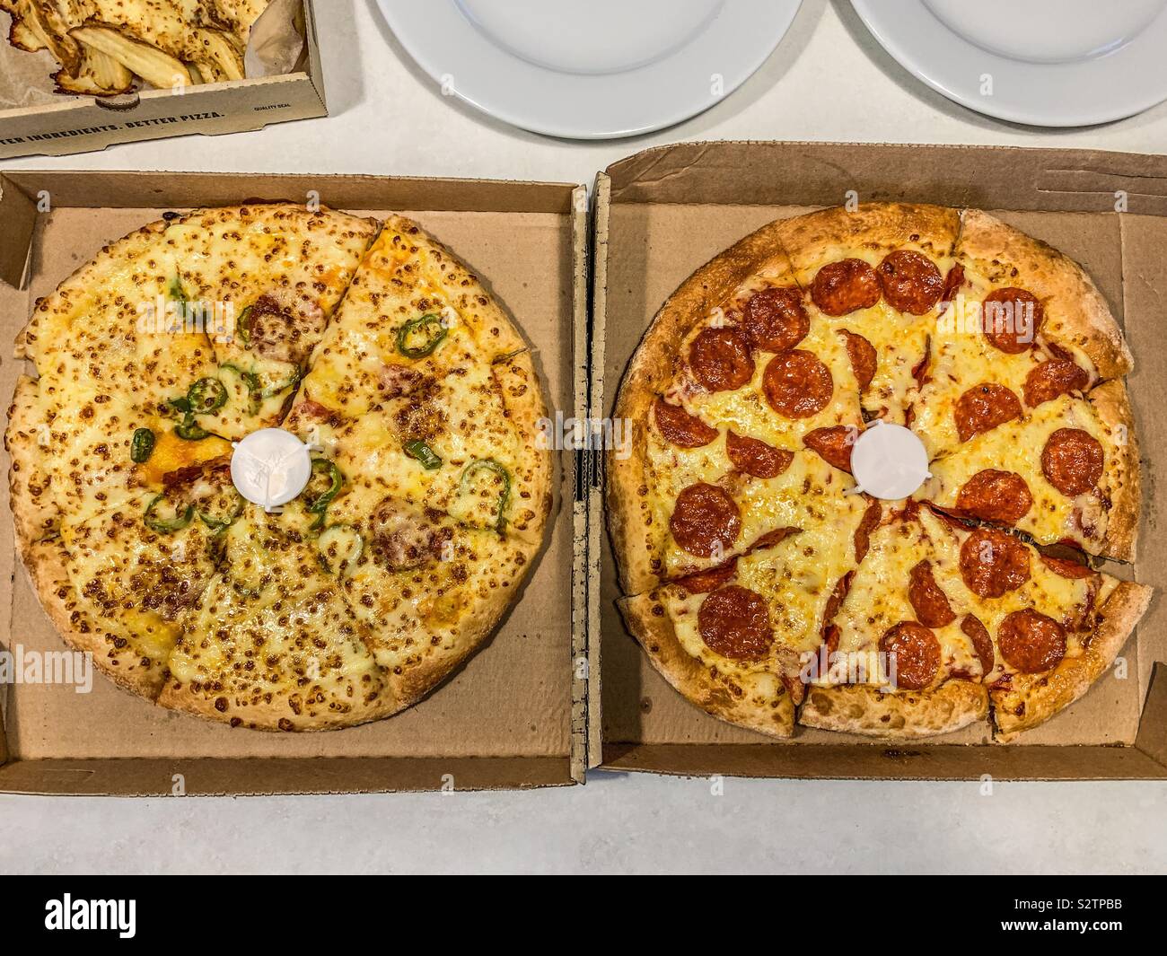 Pizza de pepperoni y pizza Hot Shot Foto de stock