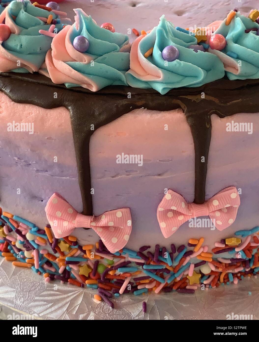 Lindo y colorido diseño de torta de cumpleaños para niñas Fotografía de  stock - Alamy