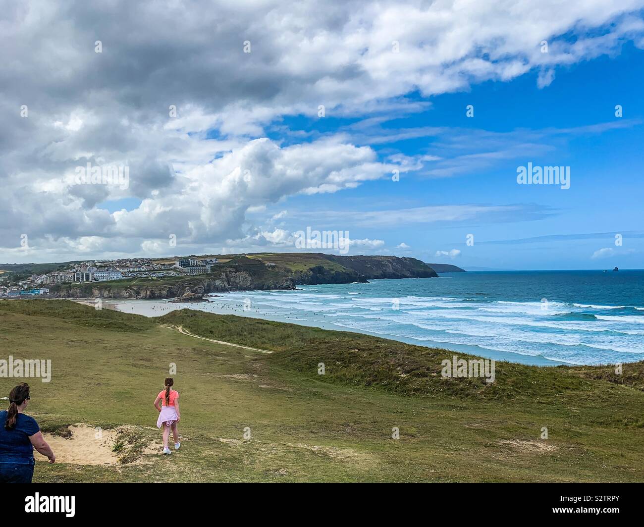 Perran Sands Beach Cliff Walk en Perranporth Cornwall Foto de stock