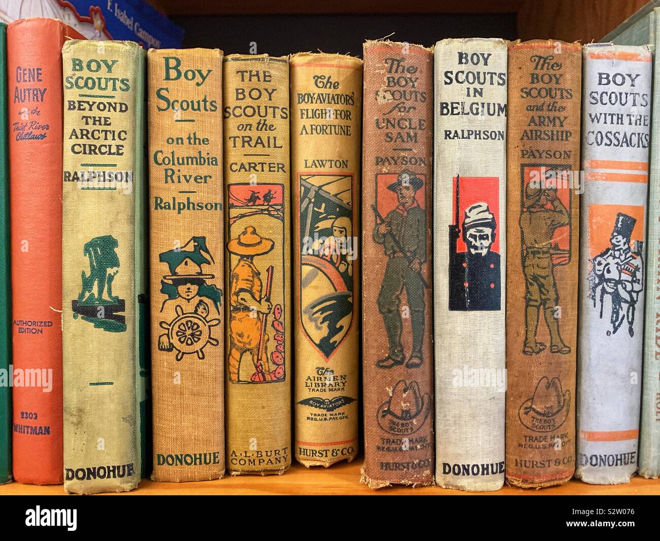 Los Boy Scouts clásicos de la literatura infantil de tapa dura serie por  Donahue Fotografía de stock - Alamy