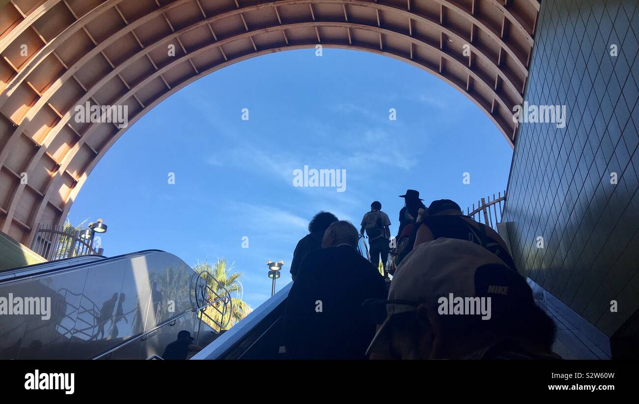 LOS ANGELES, CA, Aug 2019: siluetas de pasajeros subir escaleras hacia la entrada de la Estación North Hollywood de la Metro Foto de stock