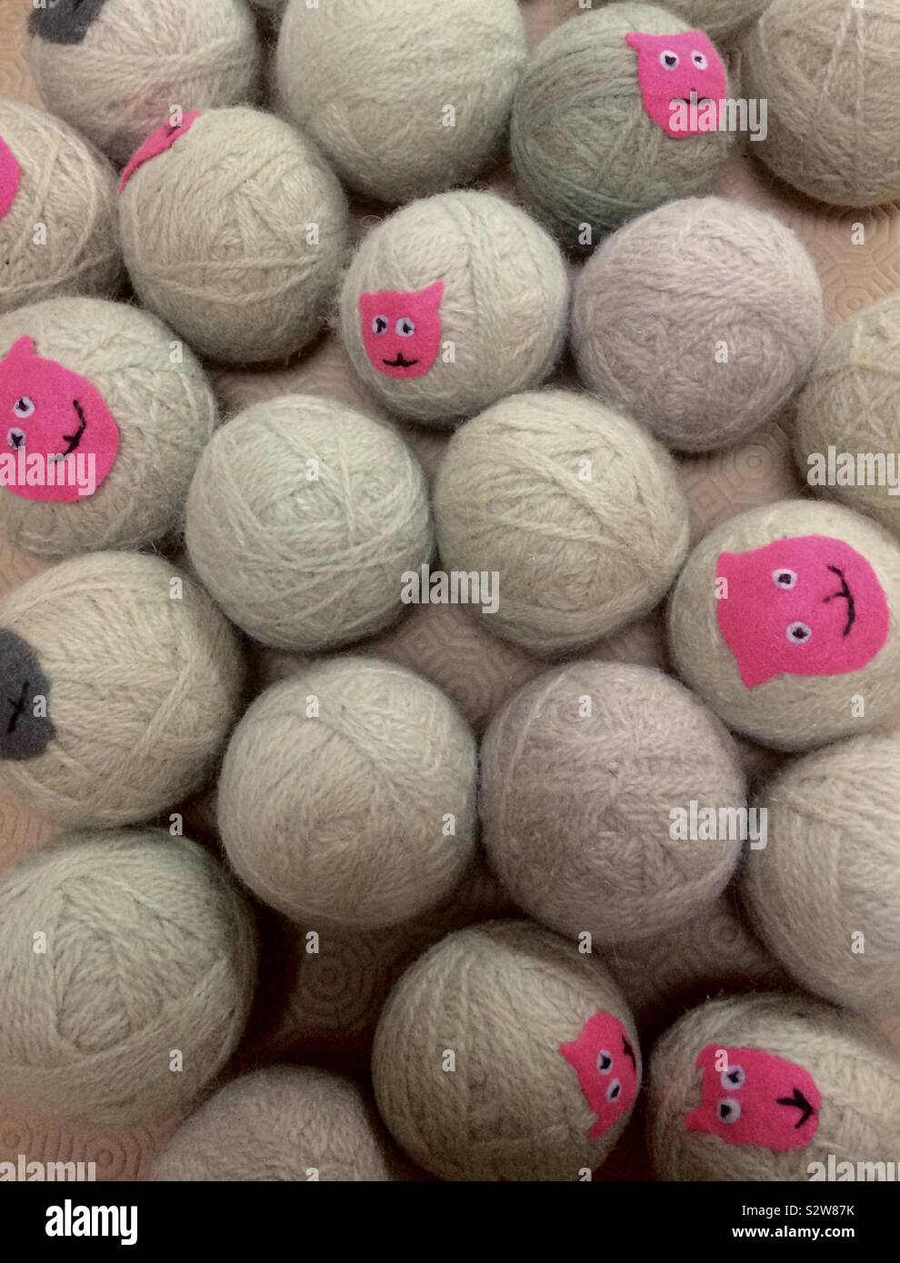Tumble dryer balls fotografías e imágenes de alta resolución - Alamy