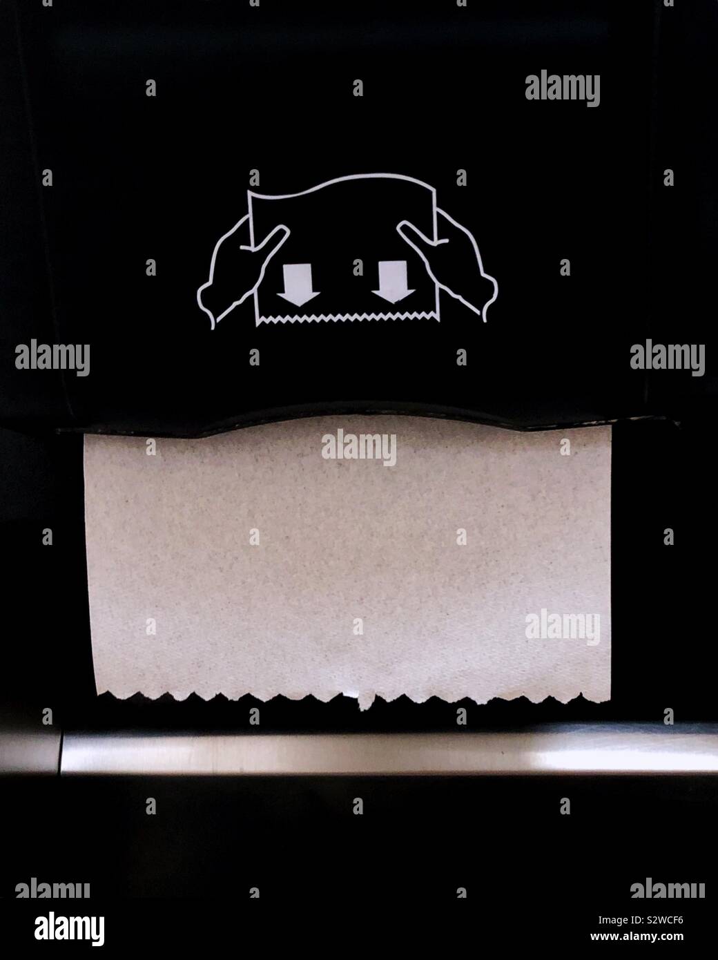 Utilizar El Dispensador De Toallas De Papel Para Secar Las Manos Fotografia De Stock Alamy