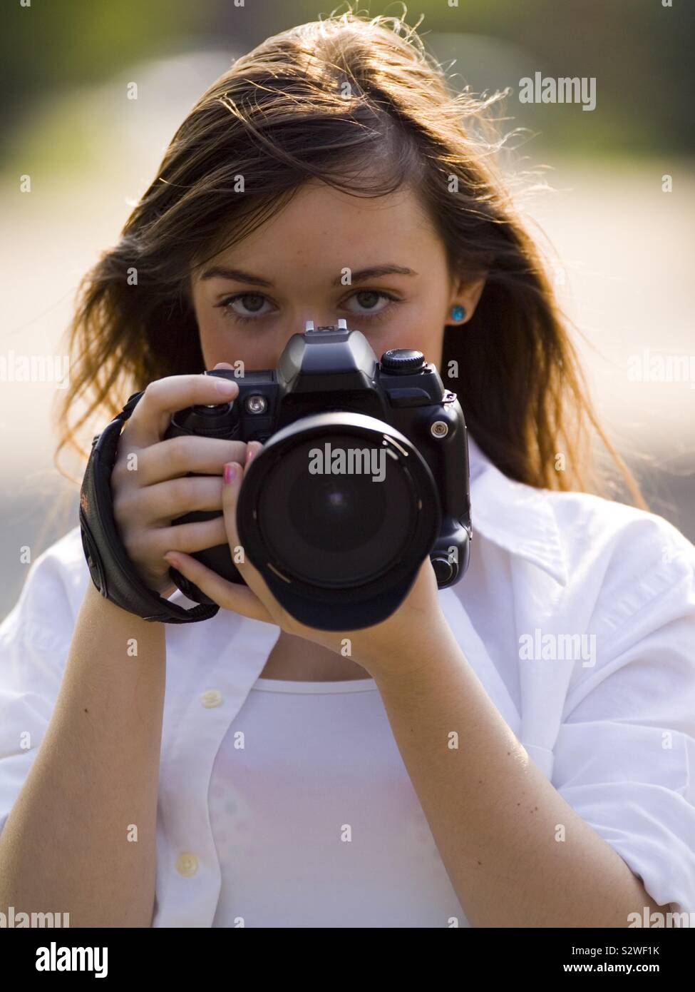 Modelo Pixie detrás de uno de mis cámaras cabello oscuro chica bonita con  cámara Fotografía de stock - Alamy