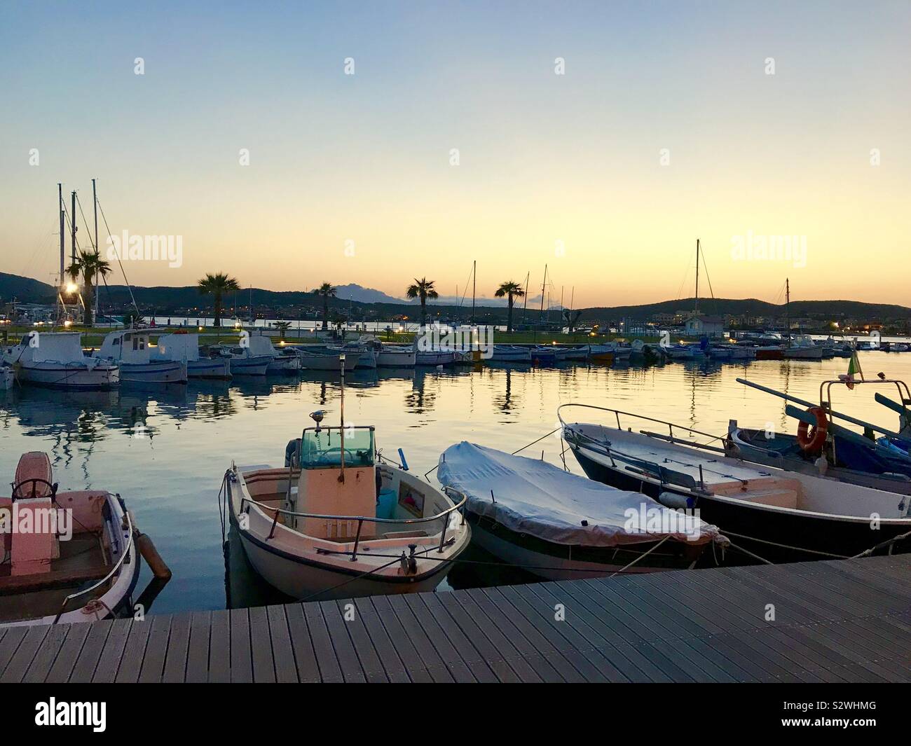 Sunset Golf Aranci Harbor, Sassari, Cerdeña Foto de stock