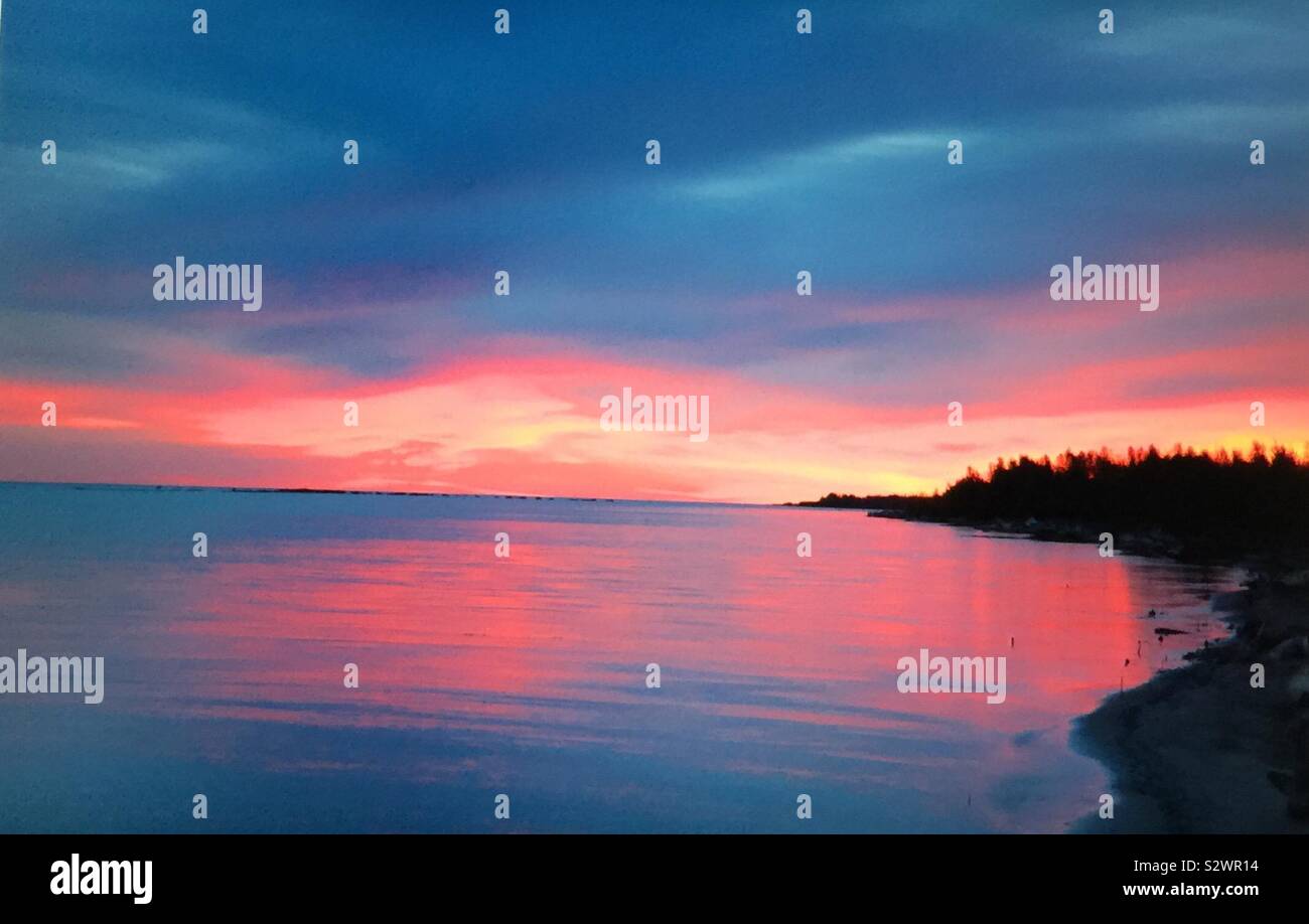 Amanecer, el Gran Lago de los esclavos, los Territorios del Noroeste, Canadá Foto de stock