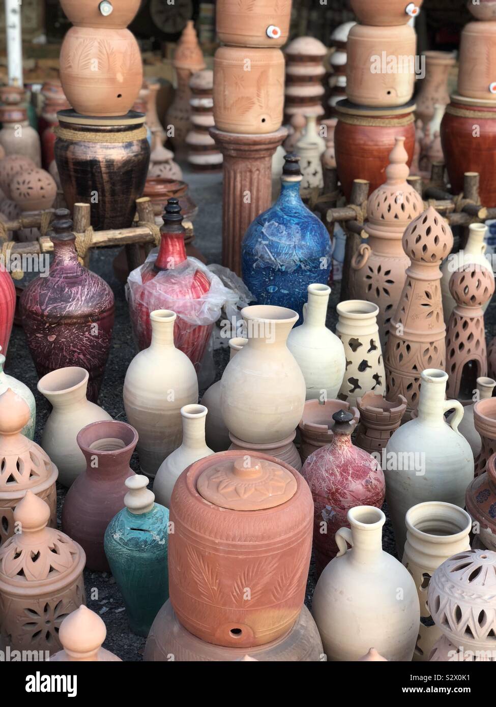 Objetos artesanales de cerámica Fotografía de stock - Alamy