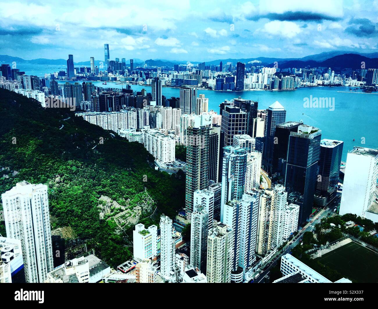 Hong Kong. Con vistas al puerto Victoria. La Isla de Hong Kong en primer plano. Kowloon en el fondo. Vista desde la oficina de Facebook en Taikoo place. Foto de stock