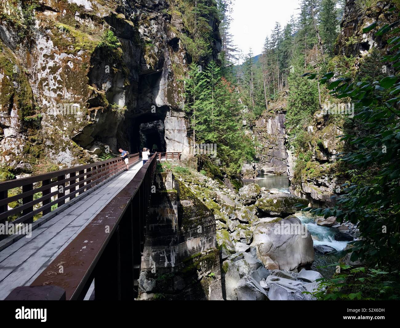 Puente del Coquihalla Canyon y Otelo túneles de la histórica Kettle Valley Railroad, British Columbia, Canadá Foto de stock